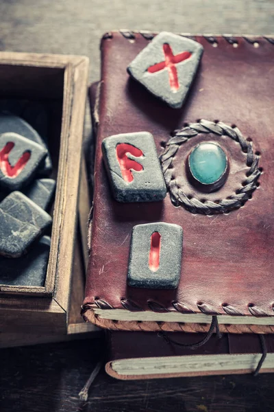 Augurio de piedras rúnicas hechas de lenguaje celta —  Fotos de Stock
