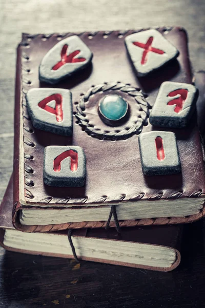 Taşlarla yazılmış sihirli runik kehanet. Futhark alfabesine dayanıyor. — Stok fotoğraf