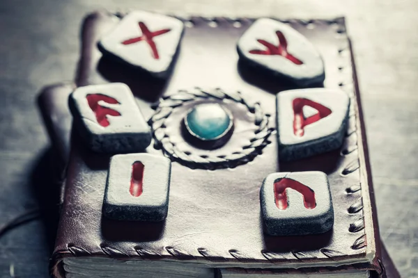 Presságio único de runestones baseado no alfabeto futhark — Fotografia de Stock