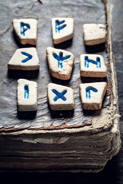 Außergewöhnliche Wahrsagerin aus Runensteinen nach antiken Schriftrollen — Stockfoto