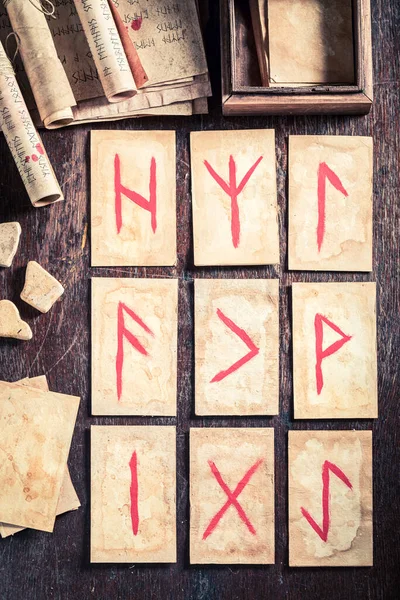 Vindima adivinhação por cartões runa com base em pergaminhos antigos — Fotografia de Stock