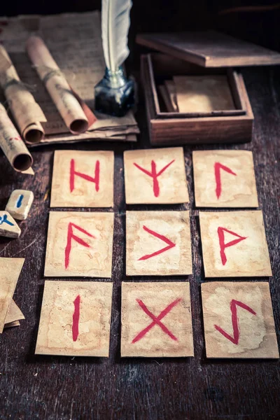 Magia adivinación rúnica por cartas basadas en pergaminos antiguos —  Fotos de Stock