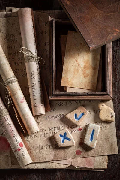 Buitengewone waarzeggerij met rune kaarten op basis van antieke rollen — Stockfoto