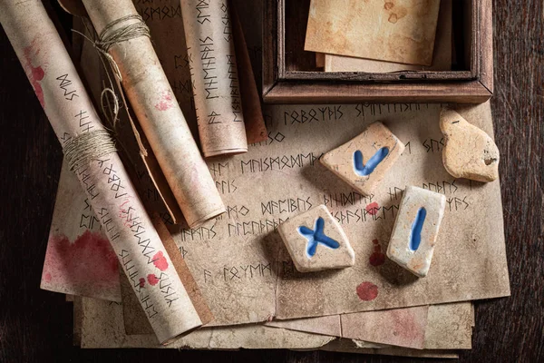 Einzigartige Wahrsagerei durch Runensteine und Karten auf alten Schriftrollen — Stockfoto