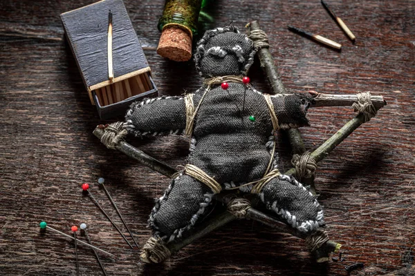 火で焼かれたブードゥー教のユニークな人形は — ストック写真