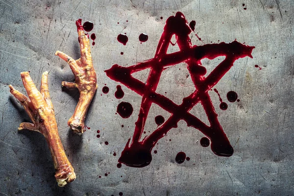 Pentagram beschilderd met bloed op een metalen tafel — Stockfoto