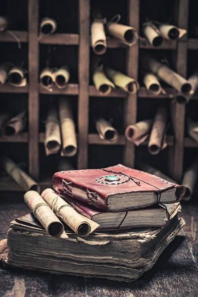 Livros mágicos e pergaminhos na biblioteca antiga — Fotografia de Stock