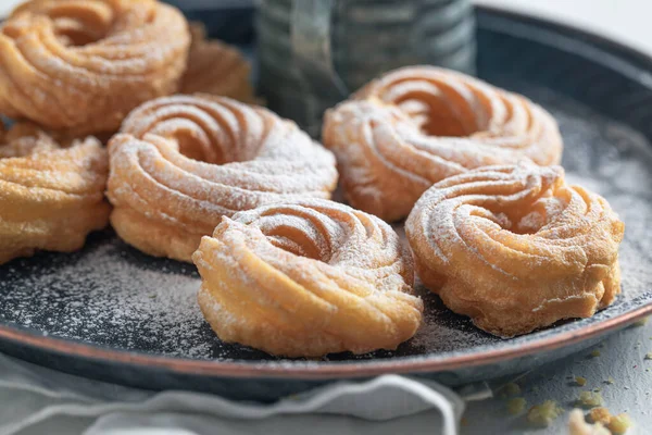 Makea ja tuore espanjalainen donitseja valmis syömään — kuvapankkivalokuva