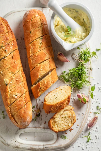 Hjemmelaget og varmt hvitløksbrød med salt og urter – stockfoto