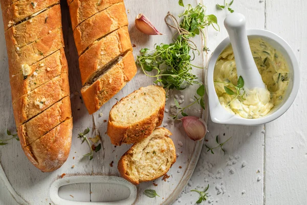 Pane all'aglio fatto in casa e caldo cotto a casa — Foto Stock