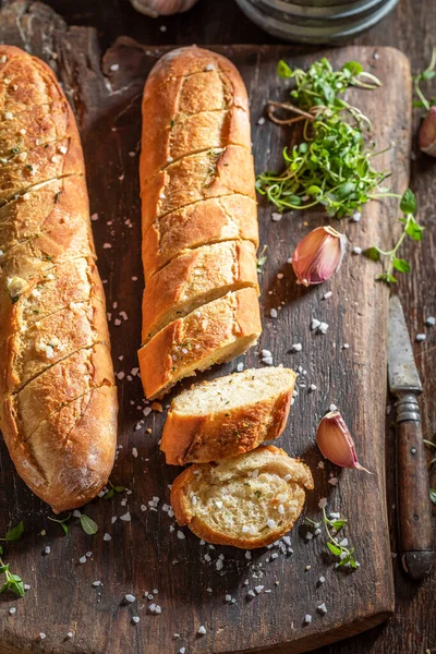 Delizioso e fresco pane all'aglio cotto a casa — Foto Stock