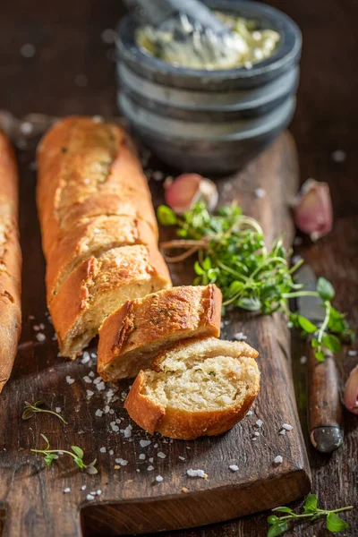 Fresh and aromatic garlic bread with salt and herbs — Stock Photo, Image