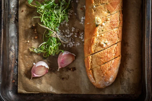 Delicious and fresh garlic bread with salt and herbs — 스톡 사진