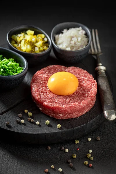 Delicioso tártaro de ternera con cebollino, pepinillo y yema — Foto de Stock