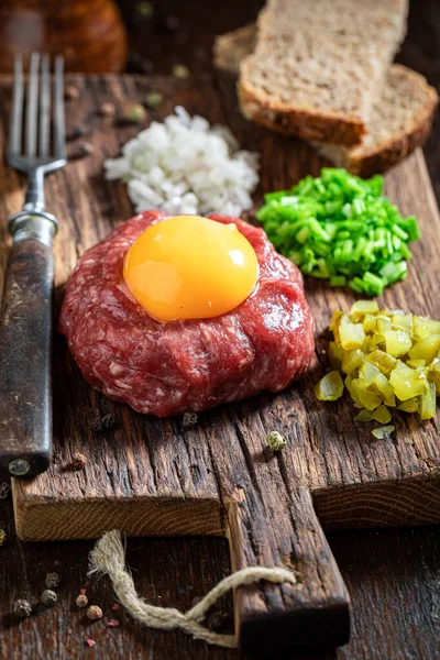 Sarta picante de ternera con cebollino, pepinillo y yema — Foto de Stock