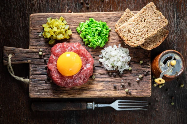 Spicy beef tartare with onion, cucumber and chives — 스톡 사진