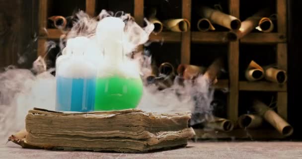 Stare laboratorium alchemików pełne średniowiecznych i starych zwojów — Wideo stockowe