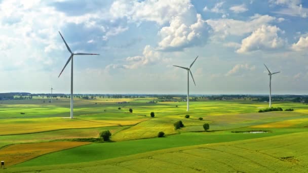Turbinas eólicas en campo verde en el campo, vista aérea — Vídeos de Stock