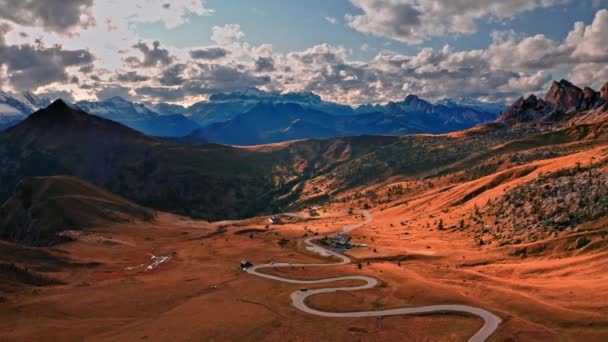 Carretera sinuosa en Passo Giau y Dolomitas marrones, vista aérea — Vídeos de Stock