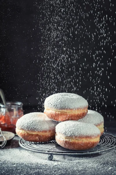 Donuts caseiros na grelha de resfriamento na mesa escura — Fotografia de Stock