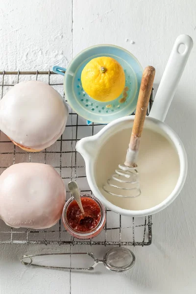 Top down view of yummy donuts on cooling grate — Stock Photo, Image