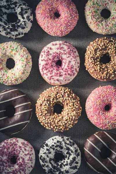 Visão de cima para baixo de donuts com esmalte doce — Fotografia de Stock