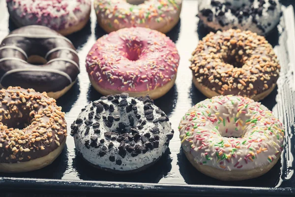 Fechar-se de saborosos e caseiros donuts com esmalte doce — Fotografia de Stock