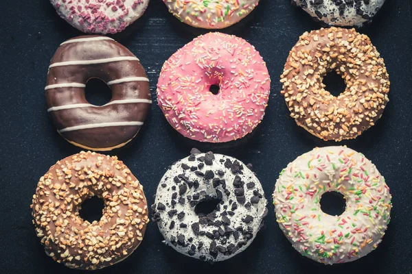 Vista superior de donuts doces e frescos com esmalte doce — Fotografia de Stock