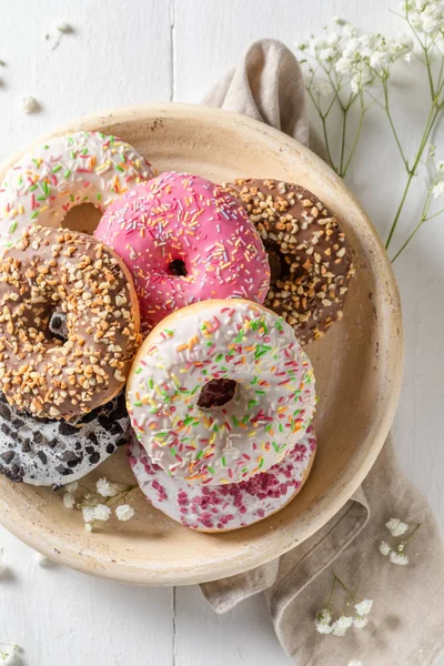 Vista de cima para baixo de saborosos donuts com vários decoração — Fotografia de Stock