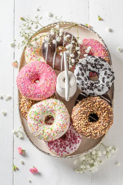 Visão de cima para baixo de donuts coloridos com decorações saborosas — Fotografia de Stock