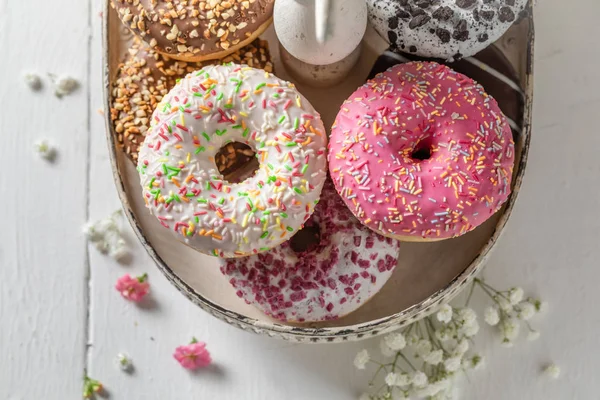 Vista de cima para baixo de saborosos donuts com decorações coloridas — Fotografia de Stock