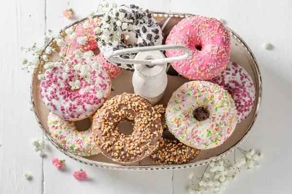 Donuts coloridos e caseiros com vários tipos de coberturas — Fotografia de Stock