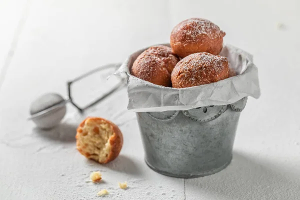 Mini donuts caseiros quentes e recém-assados em pequeno balde — Fotografia de Stock