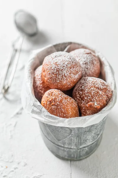 Вкусные пончики с сахаром в маленьком ведре — стоковое фото