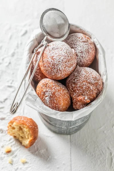 Zelfgemaakte en verse mini donuts met poedersuiker — Stockfoto