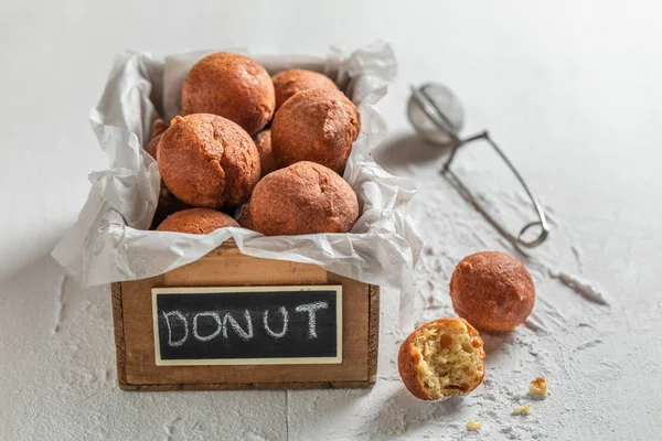 Nahaufnahme von süßen Donuts-Bällchen fertig zum Essen — Stockfoto