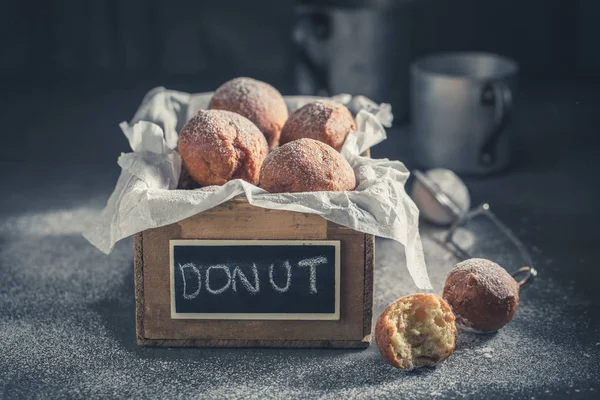 Hausgemachte Donuts-Bällchen zum Essen in Holzkiste — Stockfoto