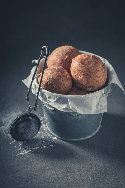 Вкусные и свежие шарики пончиков в металлическом ведре — стоковое фото