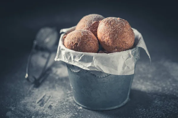 Вкусные мини-пончики, готовые есть в маленьком ведре — стоковое фото