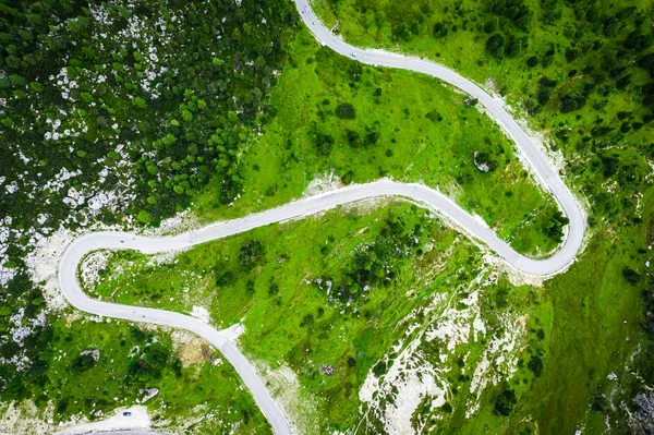 Blick von oben auf die weiße Serpentine in den Dolomiten, Italien — Stockfoto