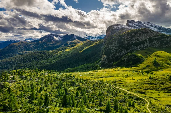 Passo Falazarego vicino a Sass de Stria nelle Dolomiti, vista aerea — Foto Stock