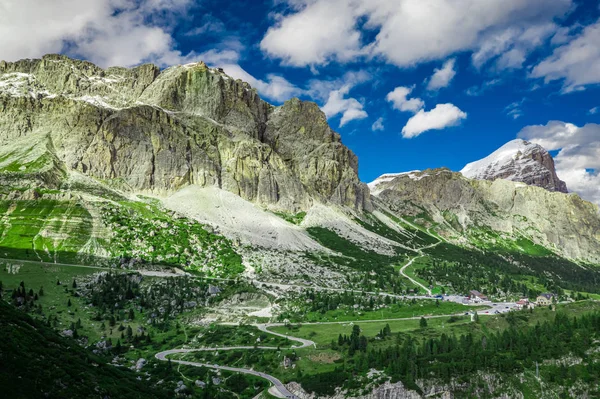 Winderige weg in Passo Giau in Dolomieten, Europa — Stockfoto