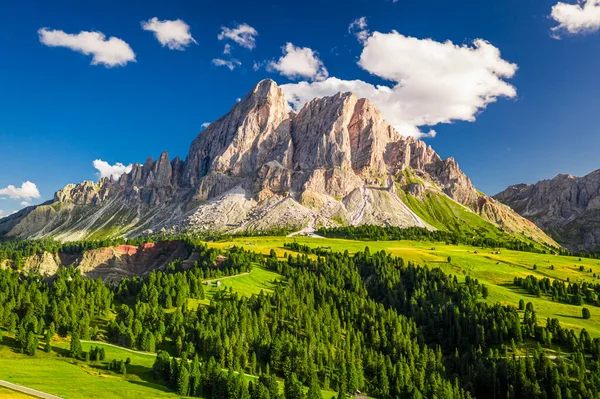 Vista aérea de Passo delle Erbe ao pôr-do-sol, Dolomites, Europa — Fotografia de Stock