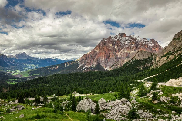 Vista aérea de Passo Falazarego en Dolomitas, Europa — Foto de Stock