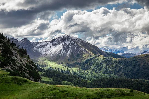 Passo Falazarego in Dolomieten van bovenaf, Italië, Luchtfoto — Stockfoto