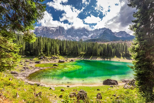 Jezioro Carezza w lecie, Dolomity, Włochy, Europa — Zdjęcie stockowe
