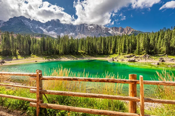 Oszałamiające jezioro Carezza, Dolomity, Włochy, Europa — Zdjęcie stockowe