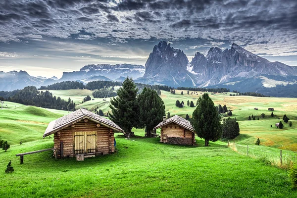 Cabañas de madera al amanecer en Alpe di Siusi, Dolomitas, Europa — Foto de Stock