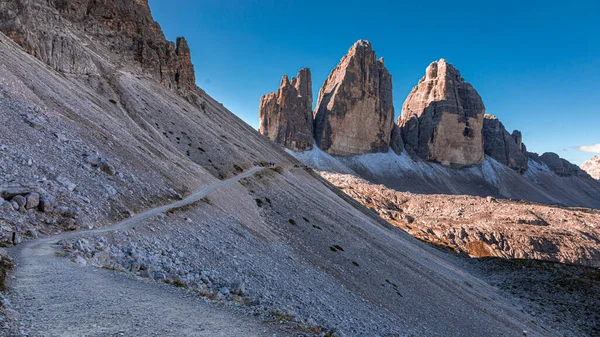 Breathtaking view to path and Tre Cime peaks in Dolomites — Stock Photo, Image