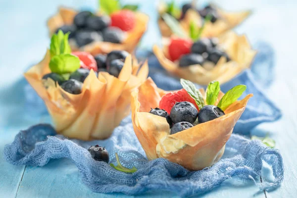 Sweet phyllo cups with fresh berries and whipped cream — ストック写真